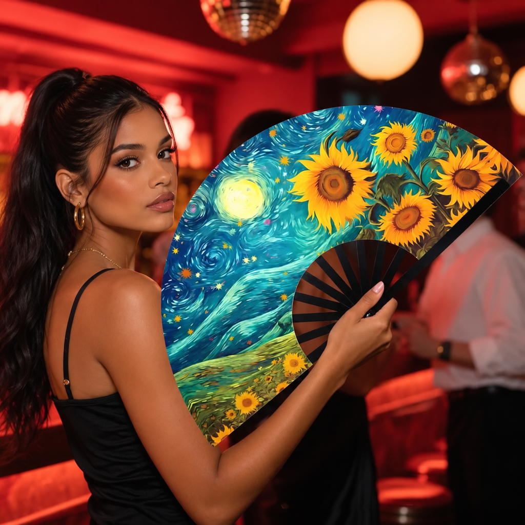 Abanico Starry Night con girasoles en uso